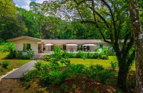 Ballena Villa | Chalet Tropical - by Pura Villas