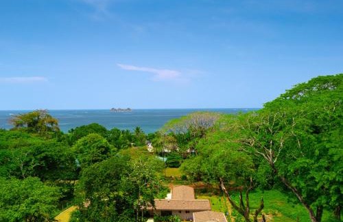 Ballena Villa | Chalet Tropical - by Pura Villas