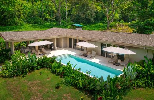 Ballena Villa | Chalet Tropical - by Pura Villas