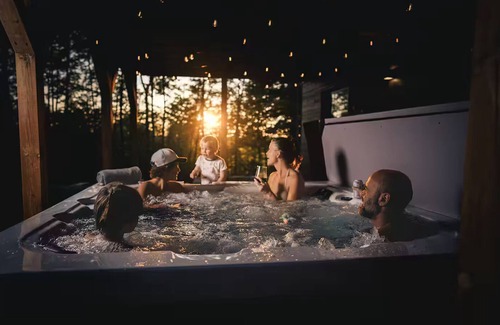Labelle Chalet De Esquí | Chalet Van Haven – Spacious Mountain Chalet w/ Hot Tub, Lake Access & Game Room
