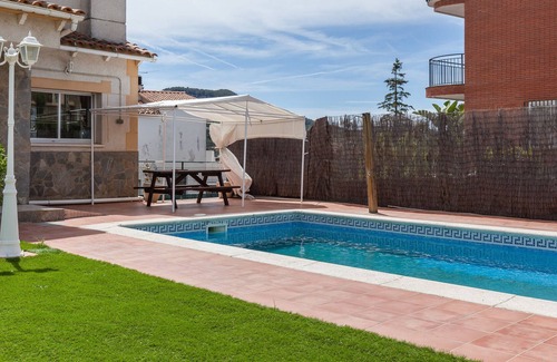 Santa Maria de l'Avall Chalet De Esquí | Chalet 'Villa Vacaciones' con piscina privada, Wi-Fi y aire acondicionado