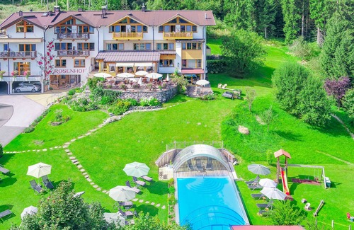 Oberndorf bei Kitzbuhel Casa | El paraíso cerca de Kitzbühel, lujoso chalet Villa Rosa en el jardín del hotel Rosenhof