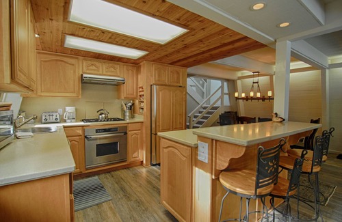 Carnelian Bay Cabina | Chalet w/Large Deck, Ping Pong Table, Spacious Bunk Room "Agate Bay Chalet"