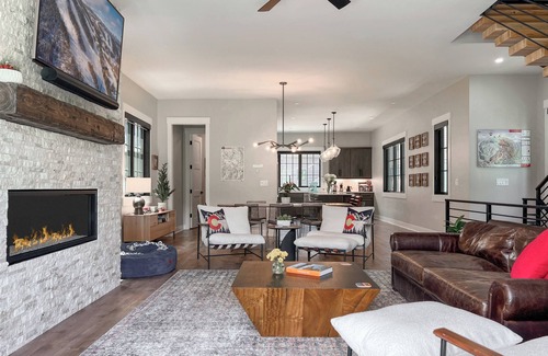 Old Town Chalet De Esquí | Pet-friendly chalet w/ rooftop deck & fire pit