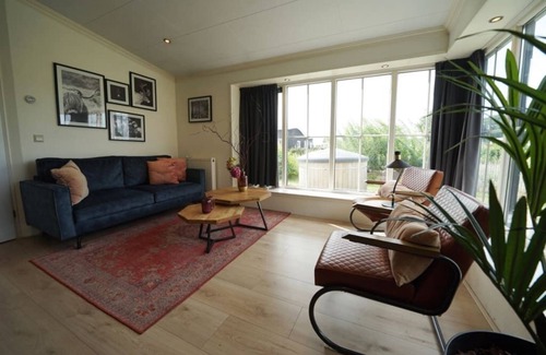 Dordtse Biesbosch Chalet De Esquí | Chalet with 3 bedrooms and garden with hot tub