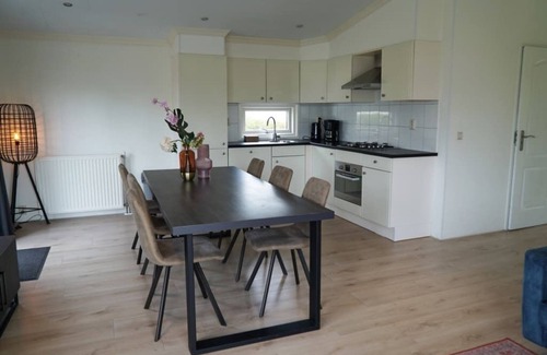 Dordtse Biesbosch Chalet De Esquí | Chalet with 3 bedrooms and garden with hot tub