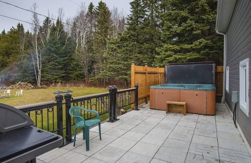 Saint-Tite-des-Caps Chalet De Esquí | Chalet with spa and fireplace