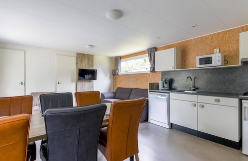 Vessem Chalet De Esquí | chalet with covered terrace on campsite with pool