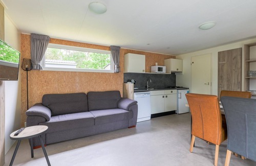 Vessem Chalet De Esquí | chalet with covered terrace on campsite with pool