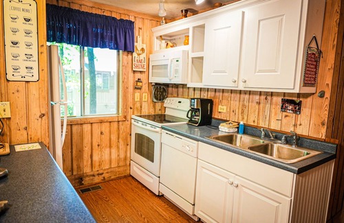Pine Mountain Chalet De Esquí | Chalet with Screened in porch with just steps away from the playground