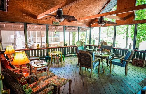 Pine Mountain Chalet De Esquí | Chalet with Screened in porch with just steps away from the playground