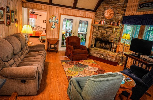 Pine Mountain Chalet De Esquí | Chalet with Screened in porch with just steps away from the playground