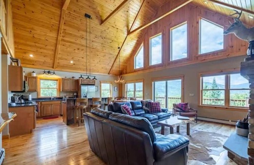 Bethel Chalet De Esquí | Chalet with Stunning Views, Hot tub, Cozy Fireplace, and Game Room!
