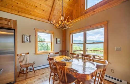 Bethel Chalet De Esquí | Chalet with Stunning Views, Hot tub, Cozy Fireplace, and Game Room!