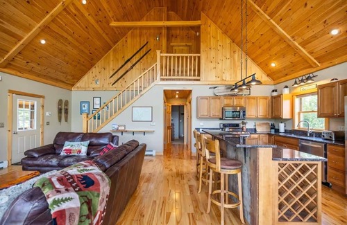 Bethel Chalet De Esquí | Chalet with Stunning Views, Hot tub, Cozy Fireplace, and Game Room!