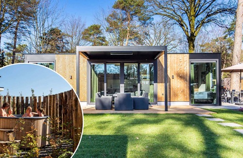 Garderen Chalet De Esquí | Chalet with sun shower and hot tub