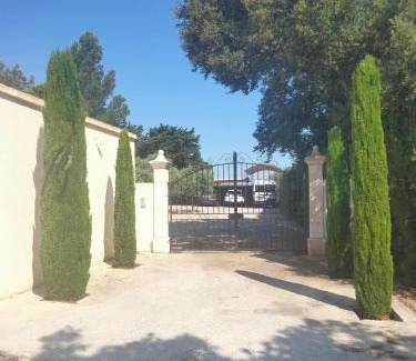Saint-Saturnin-les-Avignon Casa | Chambre d hôte gite Au fond du jardin
