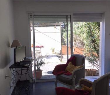 Saint-Saturnin-les-Avignon Casa | Chambre d hôte gite Au fond du jardin