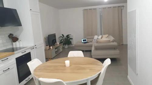 Lons Casa | Chambre calme dans une maison neuve avec jardin