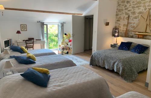 Roquemaure Casa | Chambre chez l'habitant dans MAS provençal avec piscine partagée en saison