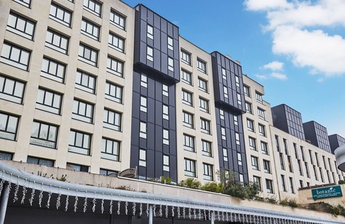 Rueil-Malmaison Apartamento | Chambre Confortable et Abordable près du RER | Wi-Fi Gratuit + TV!