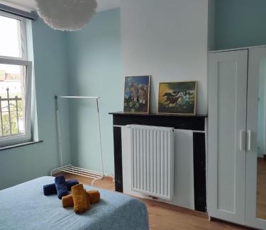 Collignon Casa | Chambre confortable avec un lit double à schaerbeek cle bleu