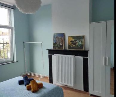 Collignon Casa | Chambre confortable lit double schaarbeek 1ere étage clé normal