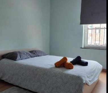 Collignon Casa | Chambre confortable lit double schaarbeek 1ere étage clé normal