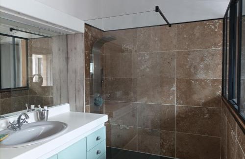 Merignac Casa | Chambre cosy et salle d'eau dans maison Mérignac Arlac