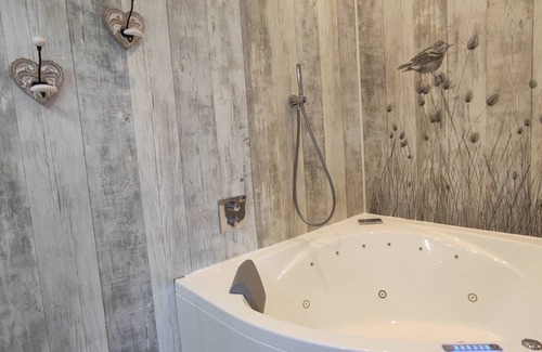 Peret Cama Y Desayuno | Chambre D'hôtes Avec Baignoire Balnéo. Petits Déjeuners Inclus. Proche Salagou