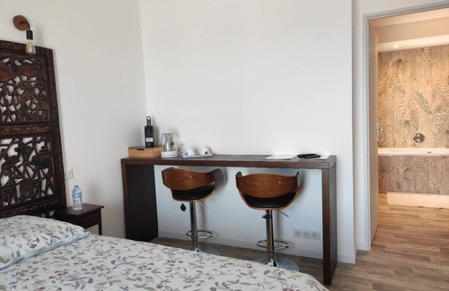 Peret Cama Y Desayuno | Chambre D'hôtes Pour 2 à 4 Pers. Salle de Bain Balnéo. Proche du Lac du Salagou