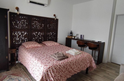 Peret Cama Y Desayuno | Chambre D'hôtes Pour 2 à 4 Pers. Salle de Bain Balnéo. Proche du Lac du Salagou
