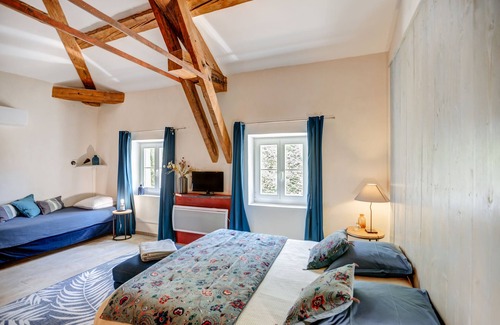 Pont-Saint-Esprit Casa | Chambre des platanes-Triple-Confortable-Habitación con desagüe-Vista al Parque