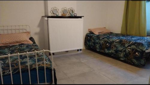 Collignon Casa | Chambre deux lits célibataires sous -sol cle ancien