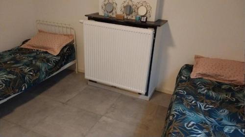 Collignon Casa | Chambre deux lits célibataires sous -sol cle ancien