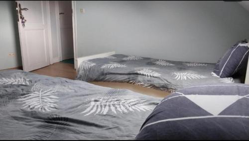 Collignon Casa | Chambre deux lits célibataires 3eme étage petite cle rouge