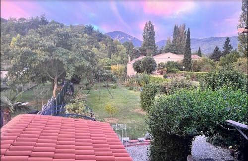 Quillan Casa | chambre et salle de bain privé s'ouvrant sur terrasse, jardin et cuisine d'été