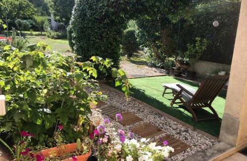 Quillan Casa | chambre et salle de bain privé s'ouvrant sur terrasse, jardin et cuisine d'été