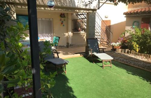 Quillan Casa | chambre et salle de bain privé s'ouvrant sur terrasse, jardin et cuisine d'été