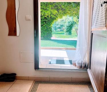 Quillan Casa | chambre et salle de bain privé s'ouvrant sur terrasse, jardin et cuisine d'été