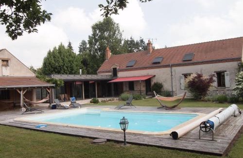 Vitry-aux-Loges Cama Y Desayuno | Chambre familiale au cœur de la nature avec jardin et piscine privée, idéale pour explorer le Loiret - FR-1-590-265