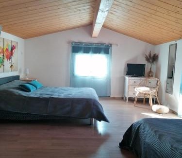 Saillans Cama Y Desayuno | Chambre familiale "le pêcher"