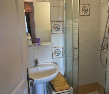 Villeneuve-les-Avignon Apartamento | Chambre indépendante Les Chênes