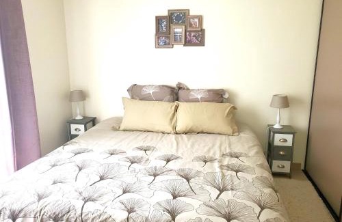 Fille Cama Y Desayuno | Chambre lit king size - SDB commune avec 2ème chambre PISCINE SPA Séjour 24Heures AUTO MOTO et LE MANS CLASSIC