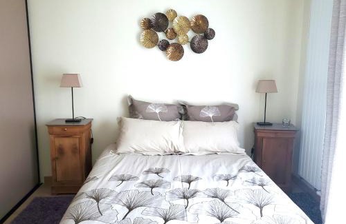 Fille Cama Y Desayuno | Chambre lit king size - SDB commune avec 2ème chambre PISCINE SPA Séjour 24Heures AUTO MOTO et LE MANS CLASSIC