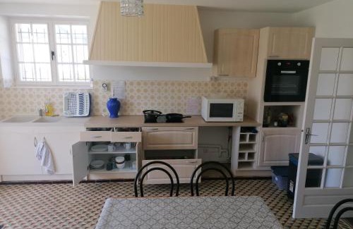 Savigne-lʼEveque Casa | Chambre parquet flottant chez l'habitant