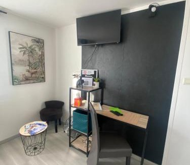 Ecques Casa | Chambre safari individuelle avec partie commune A 6min de l A26 et 15 min de stOmer, lumbres et aire sur la lys