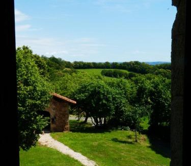 Saint-Cirgues Cama Y Desayuno | Chambre spacieuse dans maison de caractère, au calme, avec belle vue