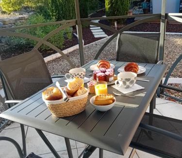 Villeneuve-de-Berg Cama Y Desayuno | Chambres d'hôtes Des couleurs et des Mots