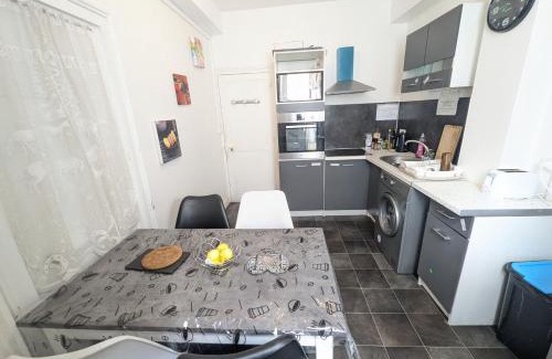 Poitiers Casa | Chambres Poitiers Centre Ville - Salle de Bain, Réfrigérateur, TV et machine à café privatifs - Cuisine commune - Terrasse - Hôtel de ville à 200m